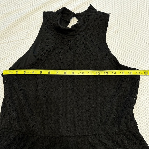 Cute high neck crochet dress - Picture 2 of 6